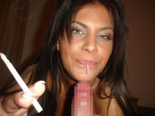 【※画像あり】タバコ吸いながらフェラする女の画像が想像以上の嫌悪感で草ｗｗｗｗｗｗｗｗｗｗｗｗｗｗｗｗｗ・6枚目