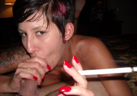 【※画像あり】タバコ吸いながらフェラする女の画像が想像以上の嫌悪感で草ｗｗｗｗｗｗｗｗｗｗｗｗｗｗｗｗｗ・8枚目