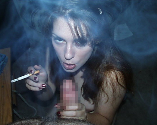 【※画像あり】タバコ吸いながらフェラする女の画像が想像以上の嫌悪感で草ｗｗｗｗｗｗｗｗｗｗｗｗｗｗｗｗｗ・22枚目