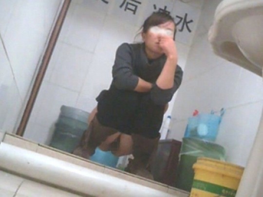 【ｶﾞﾁ盗撮】トイレ盗撮された女「ジョロジョロ～、あっ…」ってなった瞬間がこちらｗｗｗｗ・19枚目