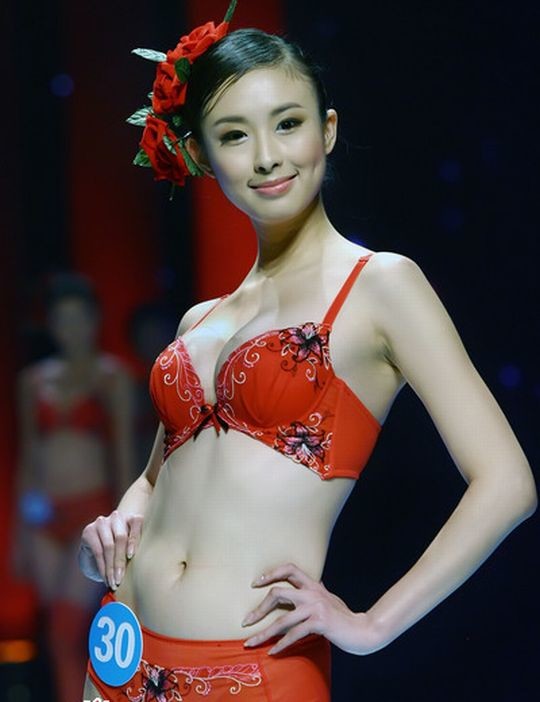【※画像あり】中国の下着ファッションショー、、こんだけ女居て巨乳ゼロｗｗｗもちろんシコったけどｗｗｗｗｗｗｗｗｗｗｗｗｗｗｗ・25枚目