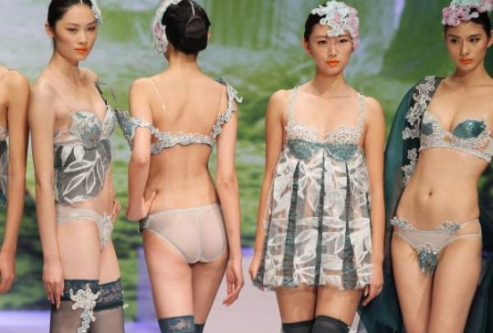 【※画像あり】中国の下着ファッションショー、、こんだけ女居て巨乳ゼロｗｗｗもちろんシコったけどｗｗｗｗｗｗｗｗｗｗｗｗｗｗｗ・30枚目