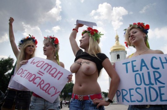 【草】ウクライナのトップレス抗議団体「FEMEN」楽しそうで何よりｗｗｗｗｗｗｗｗｗｗｗｗｗｗ（画像あり）・5枚目