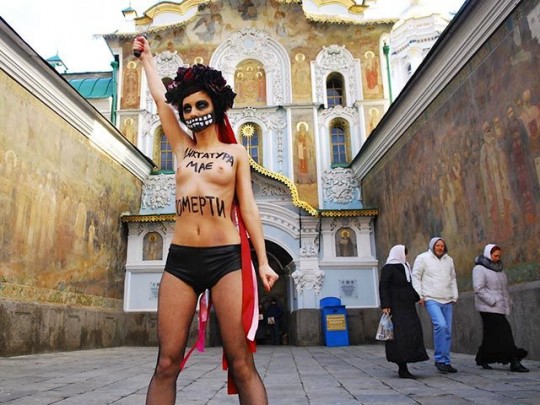 【草】ウクライナのトップレス抗議団体「FEMEN」楽しそうで何よりｗｗｗｗｗｗｗｗｗｗｗｗｗｗ（画像あり）・16枚目