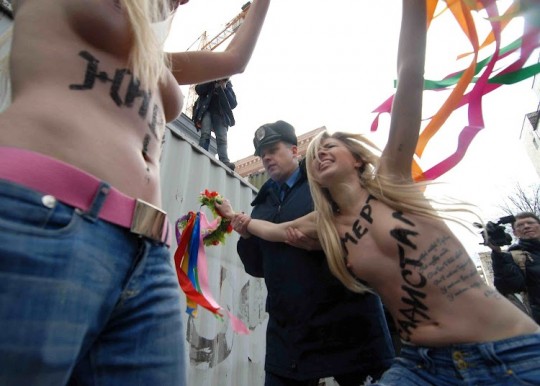 【草】ウクライナのトップレス抗議団体「FEMEN」楽しそうで何よりｗｗｗｗｗｗｗｗｗｗｗｗｗｗ（画像あり）・30枚目
