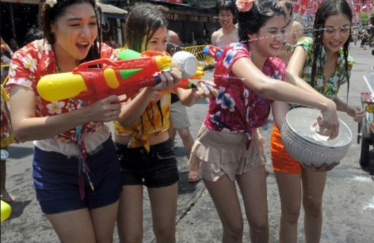 【※異文化】タイの「ソンクラーン」とかいうエロ祭りの様子がコチラｗｗｗｗｗｗｗｗｗｗｗｗｗｗｗ（画像あり）・10枚目