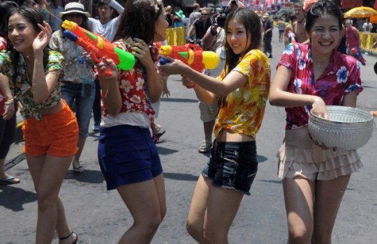 【※異文化】タイの「ソンクラーン」とかいうエロ祭りの様子がコチラｗｗｗｗｗｗｗｗｗｗｗｗｗｗｗ（画像あり）・11枚目