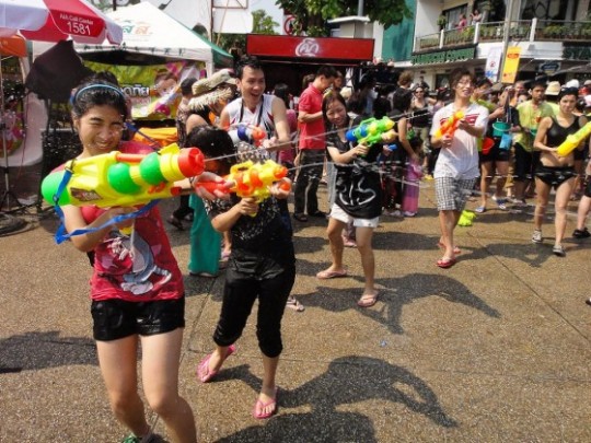 【※異文化】タイの「ソンクラーン」とかいうエロ祭りの様子がコチラｗｗｗｗｗｗｗｗｗｗｗｗｗｗｗ（画像あり）・21枚目