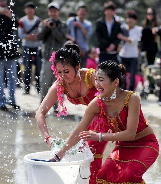 【※異文化】タイの「ソンクラーン」とかいうエロ祭りの様子がコチラｗｗｗｗｗｗｗｗｗｗｗｗｗｗｗ（画像あり）・23枚目