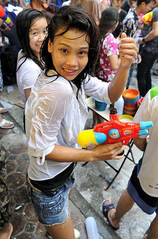 【※異文化】タイの「ソンクラーン」とかいうエロ祭りの様子がコチラｗｗｗｗｗｗｗｗｗｗｗｗｗｗｗ（画像あり）・27枚目
