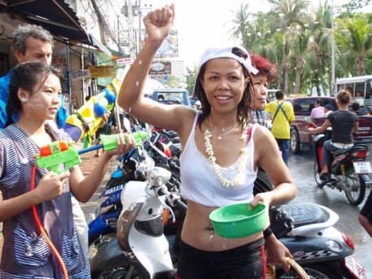 【※異文化】タイの「ソンクラーン」とかいうエロ祭りの様子がコチラｗｗｗｗｗｗｗｗｗｗｗｗｗｗｗ（画像あり）・29枚目