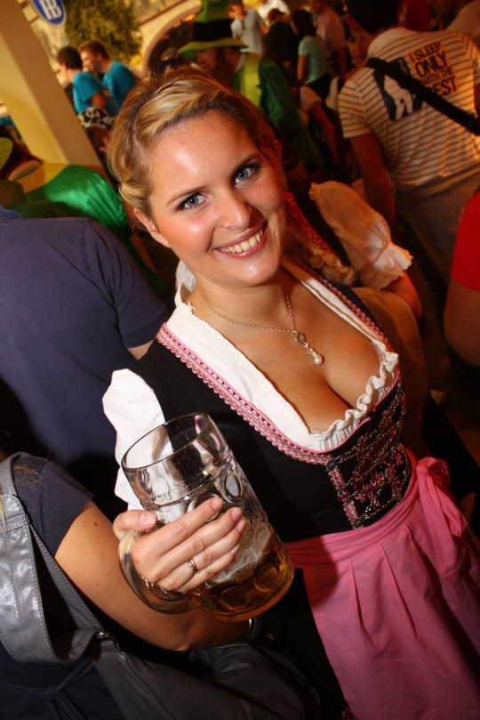 【マニアック】ドイツのスケベな民族衣装『ディアンドル』のエロ画像貼ってく。（画像30枚）・23枚目