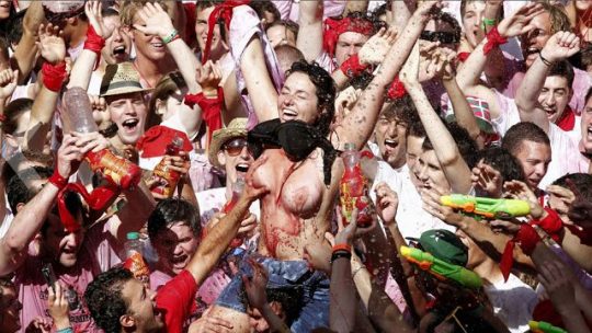 【画像あり】スペイン牛追い祭り、テンション上がった女性によっておっぱい露出祭りへ昇格ｗｗｗｗｗｗｗｗｗｗｗｗｗｗｗｗｗｗｗ・2枚目