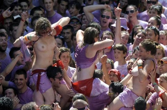 【画像あり】スペイン牛追い祭り、テンション上がった女性によっておっぱい露出祭りへ昇格ｗｗｗｗｗｗｗｗｗｗｗｗｗｗｗｗｗｗｗ・5枚目