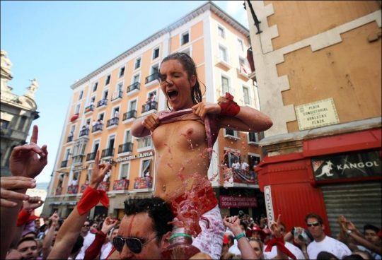 【画像あり】スペイン牛追い祭り、テンション上がった女性によっておっぱい露出祭りへ昇格ｗｗｗｗｗｗｗｗｗｗｗｗｗｗｗｗｗｗｗ・8枚目