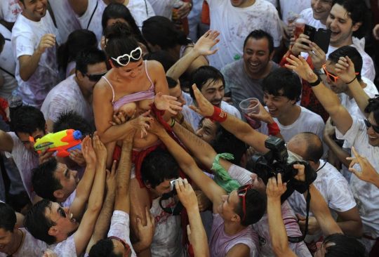 【画像あり】スペイン牛追い祭り、テンション上がった女性によっておっぱい露出祭りへ昇格ｗｗｗｗｗｗｗｗｗｗｗｗｗｗｗｗｗｗｗ・15枚目