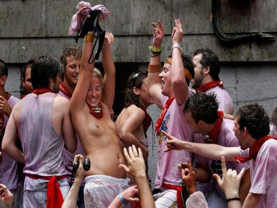 【画像あり】スペイン牛追い祭り、テンション上がった女性によっておっぱい露出祭りへ昇格ｗｗｗｗｗｗｗｗｗｗｗｗｗｗｗｗｗｗｗ・17枚目