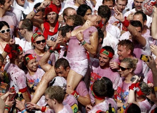 【画像あり】スペイン牛追い祭り、テンション上がった女性によっておっぱい露出祭りへ昇格ｗｗｗｗｗｗｗｗｗｗｗｗｗｗｗｗｗｗｗ・23枚目
