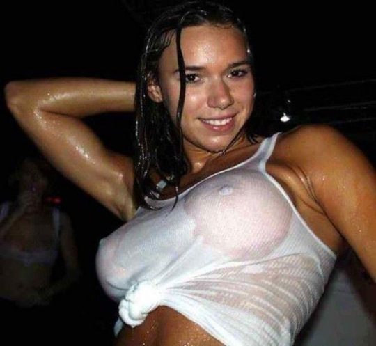 【画像あり】ノーブラTシャツがびしょ濡れになってるのに全く気にしてない女子、大好きｗｗｗｗｗｗｗｗｗｗｗｗｗｗｗｗｗｗｗ・24枚目