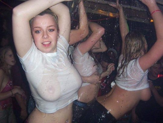 【画像あり】ノーブラTシャツがびしょ濡れになってるのに全く気にしてない女子、大好きｗｗｗｗｗｗｗｗｗｗｗｗｗｗｗｗｗｗｗ・25枚目