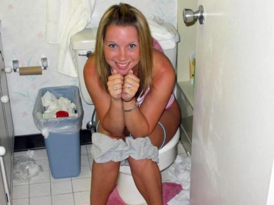 【画像あり】外人女子のおふざけトイレ画像、すこｗｗｗｗｗｗｗｗｗｗｗｗｗｗｗｗｗｗｗｗｗｗｗｗｗｗｗｗｗｗｗｗｗｗｗ・25枚目