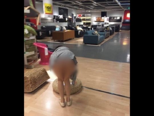 【速報・マジキチ】IKEAで女性が下半身露出して買い物してる写真がSNSに拡散ｗｗｗ警察も捜査にｗｗｗｗｗｗｗｗｗ（画像あり）・2枚目