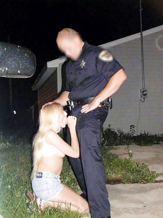 【懲戒免職不可避】路上売春婦にしゃぶらせている警察官が激写されるｗｗｗｗｗｗｗｗｗｗｗｗｗｗｗｗｗｗ（画像あり）・17枚目