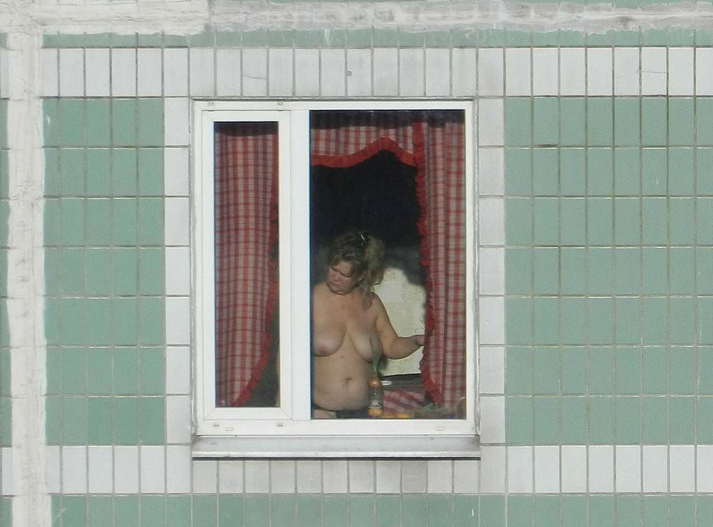 Подглядывает В Окно За Соседкой Порно