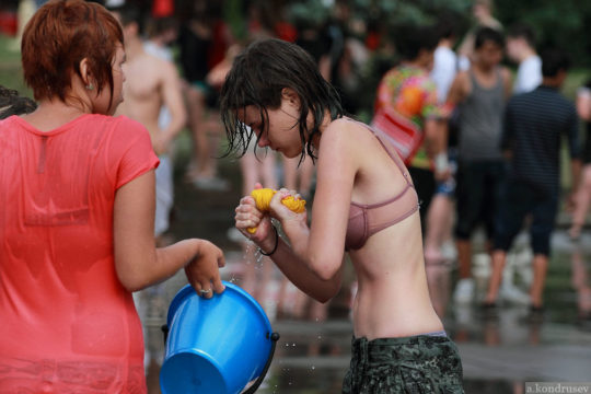 【パイ透け見放題】美女大国ロシアの水掛け祭り、誰も乳首透けなんて気にしてなくてワロタｗｗｗ天国やんけｗｗｗｗｗｗｗｗ(画像30枚)・10枚目