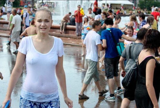 【パイ透け見放題】美女大国ロシアの水掛け祭り、誰も乳首透けなんて気にしてなくてワロタｗｗｗ天国やんけｗｗｗｗｗｗｗｗ(画像30枚)・20枚目