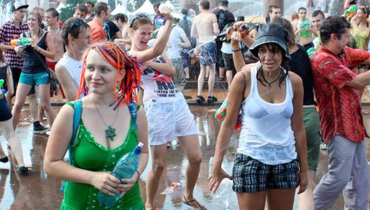 【パイ透け見放題】美女大国ロシアの水掛け祭り、誰も乳首透けなんて気にしてなくてワロタｗｗｗ天国やんけｗｗｗｗｗｗｗｗ(画像30枚)・24枚目