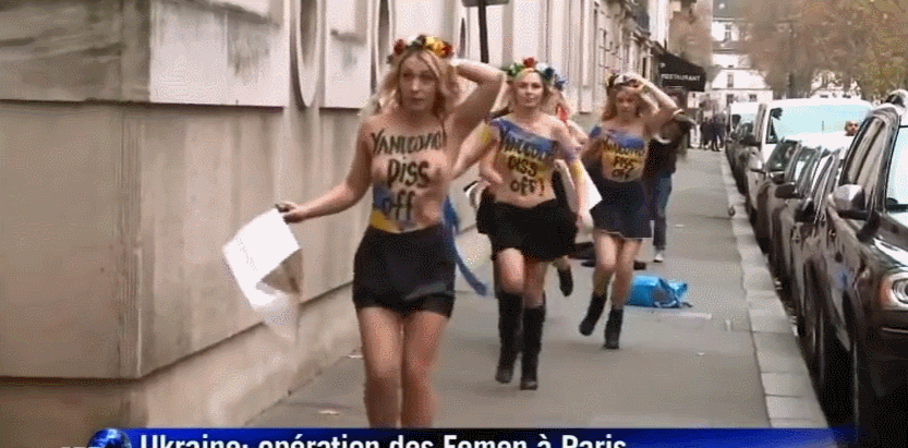 【マジキチご褒美】お馴染みウクライナの女性活動家集団「FEMEN」、元大統領の写真におっぱい丸出しでオシッコぶっかけ抗議ｗｗｗｗｗｗｗ(動画、GIFあり)・1枚目