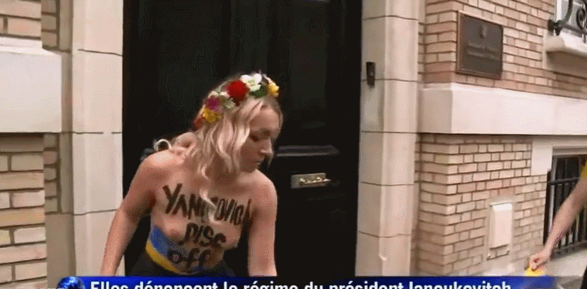 【マジキチご褒美】お馴染みウクライナの女性活動家集団「FEMEN」、元大統領の写真におっぱい丸出しでオシッコぶっかけ抗議ｗｗｗｗｗｗｗ(動画、GIFあり)・2枚目