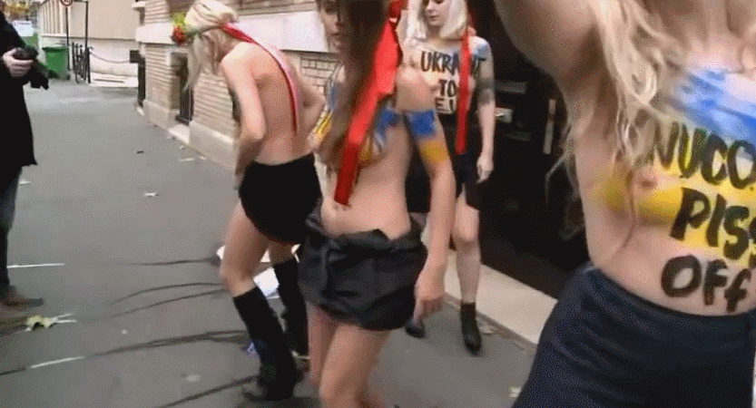 【マジキチご褒美】お馴染みウクライナの女性活動家集団「FEMEN」、元大統領の写真におっぱい丸出しでオシッコぶっかけ抗議ｗｗｗｗｗｗｗ(動画、GIFあり)・7枚目