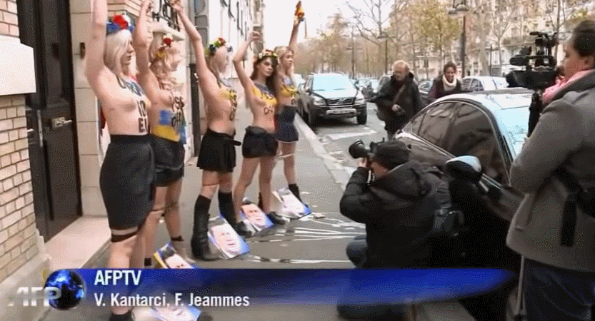 【マジキチご褒美】お馴染みウクライナの女性活動家集団「FEMEN」、元大統領の写真におっぱい丸出しでオシッコぶっかけ抗議ｗｗｗｗｗｗｗ(動画、GIFあり)・8枚目