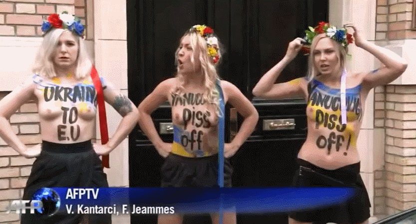 【マジキチご褒美】お馴染みウクライナの女性活動家集団「FEMEN」、元大統領の写真におっぱい丸出しでオシッコぶっかけ抗議ｗｗｗｗｗｗｗ(動画、GIFあり)・9枚目