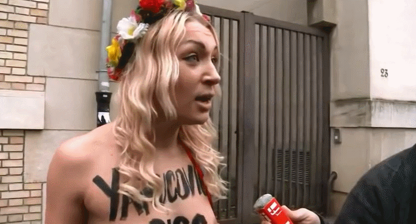 【マジキチご褒美】お馴染みウクライナの女性活動家集団「FEMEN」、元大統領の写真におっぱい丸出しでオシッコぶっかけ抗議ｗｗｗｗｗｗｗ(動画、GIFあり)・10枚目