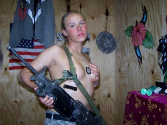 【大正義米軍】戦場で死線をくぐり抜けた女性兵士、SNSで残してきた恋人に楽しそうなおっぱい画像を送る好プレイｗｗｗｗｗｗｗｗｗ(画像あり)・6枚目