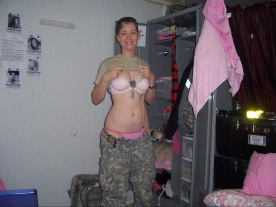 【大正義米軍】戦場で死線をくぐり抜けた女性兵士、SNSで残してきた恋人に楽しそうなおっぱい画像を送る好プレイｗｗｗｗｗｗｗｗｗ(画像あり)・12枚目