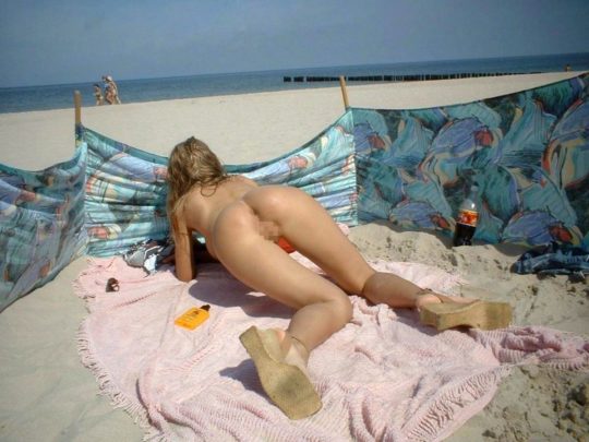 【紫外線殺菌】ヌーディストビーチで日焼けに余念が無い外人まんさん、まんこまで焼いててワロタｗｗｗｗｗｗｗｗｗｗｗｗｗ(画像30枚)・19枚目