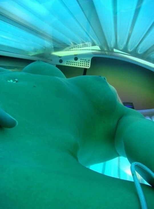 【日サロエロ画像】外国人まんさんってなんで日焼けマシンの中でエロ自撮りするんや？？？誰か教えてくれメンス。(画像あり)・24枚目