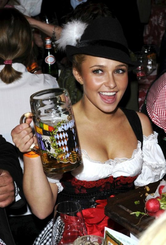 【おっぱい強調画像】ドイツの激エロ民族衣装“ディアンドル”、ビール祭でビールがすすむわけだわこれは・・・(画像あり)・2枚目