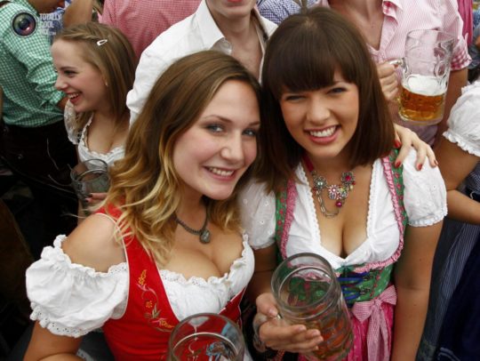 【おっぱい強調画像】ドイツの激エロ民族衣装“ディアンドル”、ビール祭でビールがすすむわけだわこれは・・・(画像あり)・4枚目