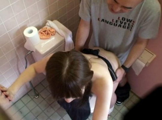 【胸糞注意】身障者用トイレ使ってレイプされる少女、地べたで犯される・・・(画像あり)・9枚目