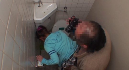 【胸糞注意】身障者用トイレ使ってレイプされる少女、地べたで犯される・・・(画像あり)・11枚目