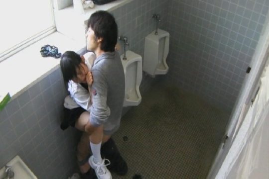 【胸糞注意】身障者用トイレ使ってレイプされる少女、地べたで犯される・・・(画像あり)・12枚目