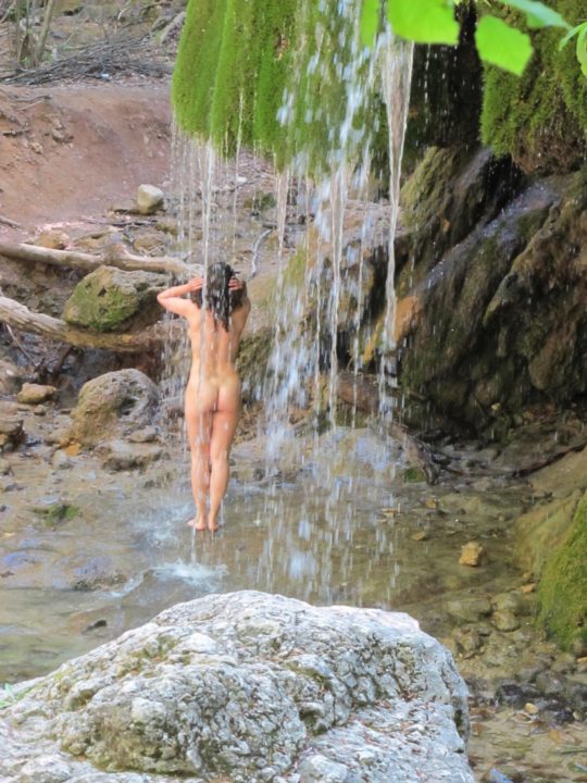 滝で”水浴び”してる少女が撮影される。。(盗撮)・4枚目