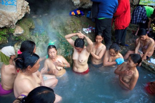 【無法地帯】中国の露天風呂、□リコンばかり集める理由がこちら。(画像あり)・14枚目