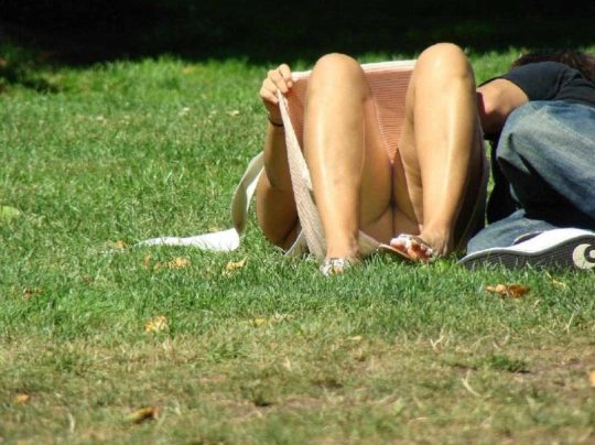 【パンチラ盗撮】公園の芝生で日光浴中の外人まんさん、色々見えてて盗撮捗りまくりｗｗｗｗｗｗｗｗ(画像30枚)・5枚目
