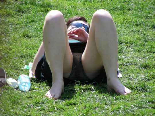 【パンチラ盗撮】公園の芝生で日光浴中の外人まんさん、色々見えてて盗撮捗りまくりｗｗｗｗｗｗｗｗ(画像30枚)・25枚目
